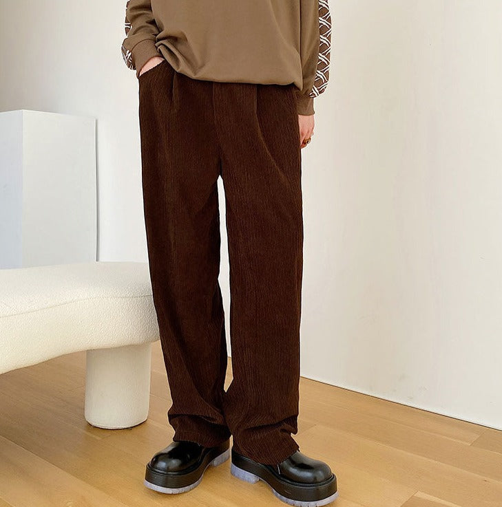 Pantalon en velours côtelé à plis sur le devant