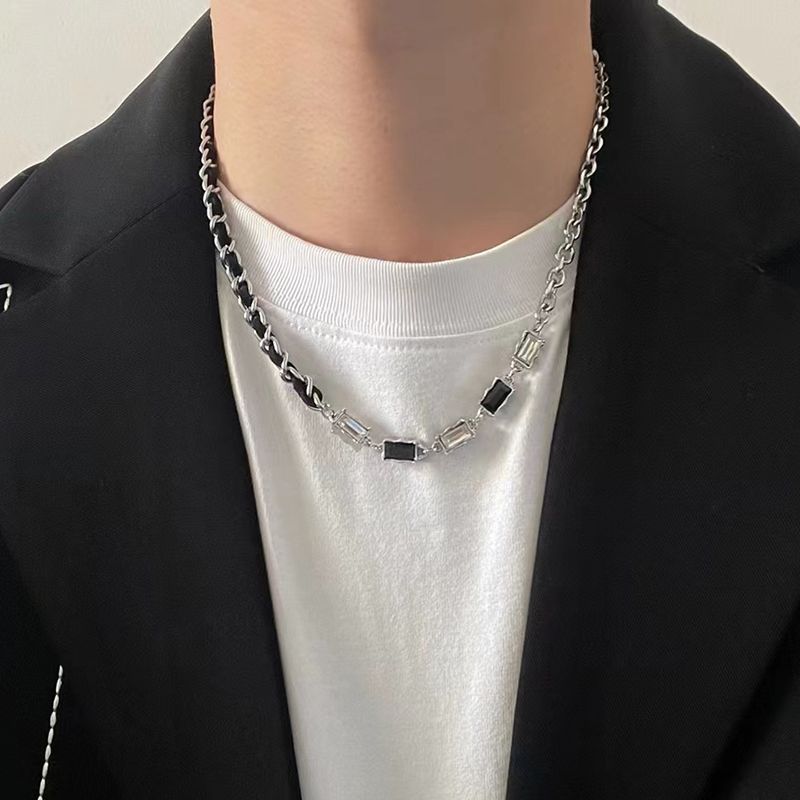 Edelstein-Halskette im gemischten Stil